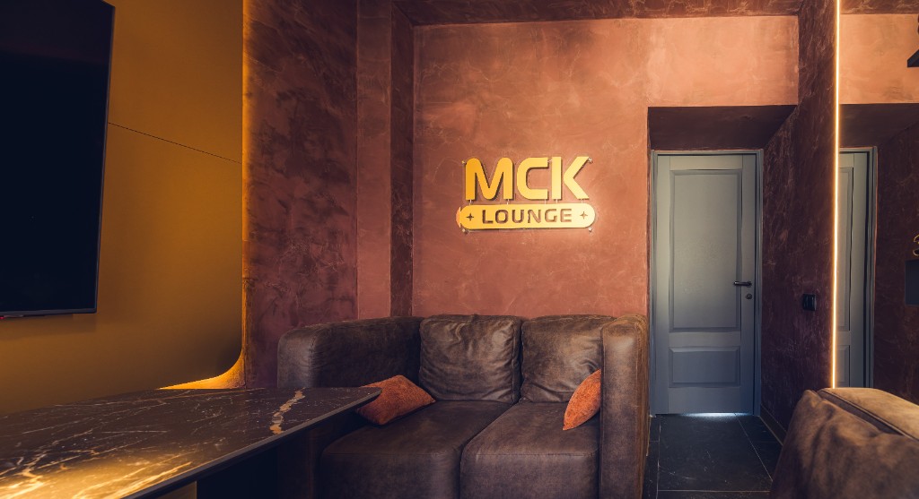 МСК Lounge Серпуховская — золотой логотип